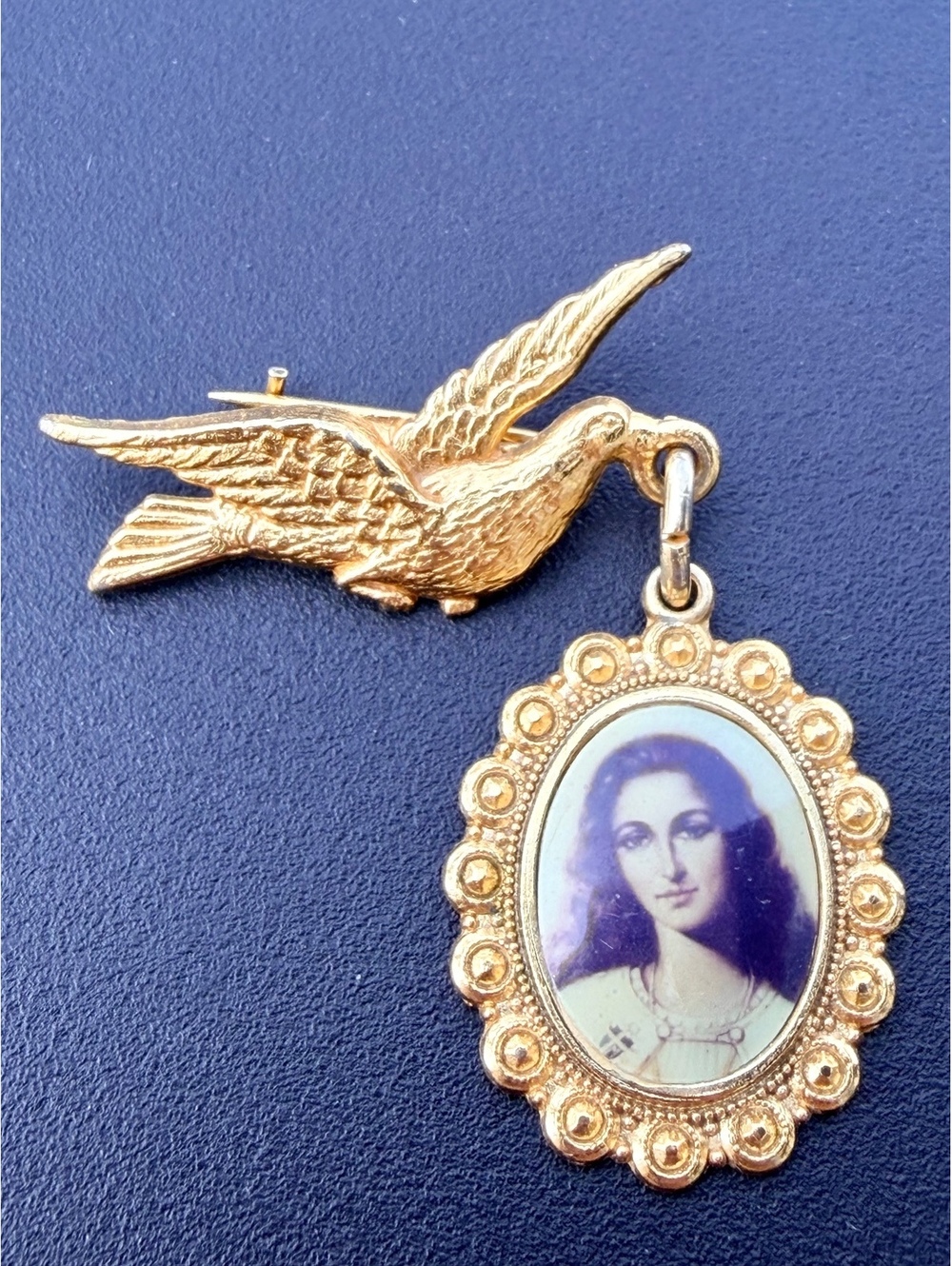 🚫SOLD OUT🚫Vintage Swallow Bird Madonna Portrait Dangle Brooch Pin - Picture 1 of 4